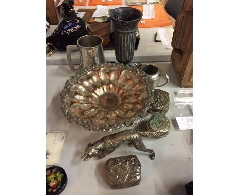 A COLLECTION OF SILVER PLATED ITEMS TO INCLUDE LIDDED TRINKET DISHES ETC 