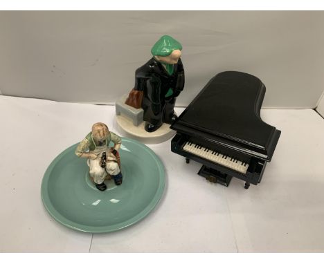 THREE ITEMS TO INCLUDE A CERAMIC ANDY CAPP, A COMMEMORATIVE TIMPSONS FINE SHOES PLATE 1865-1965 AND A ORNAMENTAL PIANO 