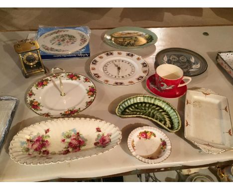 A COLLECTION OF CERAMICS TO INCLUDE OLD COUNTRY ROSES CAKE STAND, CROWN DEVON CUP AND SAUCER, AYNSLEY, CARRIAGE CLOCK ETC 