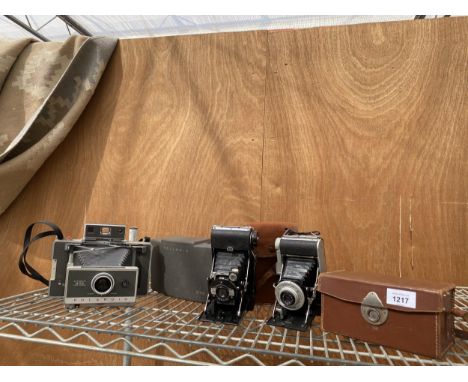 A GROUP OF THREE VINTAGE CAMERAS TO INCLUDE A POLAROID AUTOMATIC 340 LAND CAMERA, A KERSHAW EIGHT-20 PENGUIN AND A CORONET RA