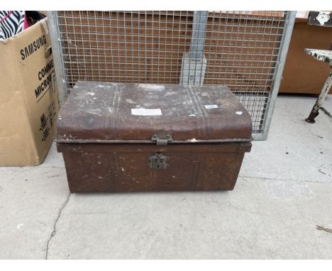 A VINTAGE TIN STORAGE TRUNK 