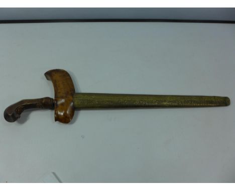 AN INDONESIAN JAVANESE KRIS, 34CM WAVY BLADE DECORATIVE BRASS AND WOOD SCABBARD 