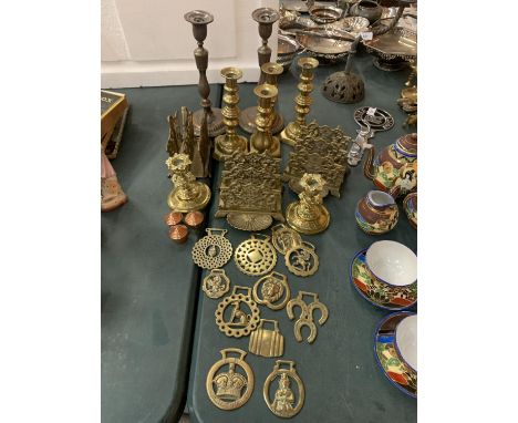 A VINTAGE COLLECTION OF BRASS ITEMS TO INCLUDE THREE LETTER RACK HOLDERS , SIX CANDLE STICK HOLDERS OF VARIOUS SIZES ETC 