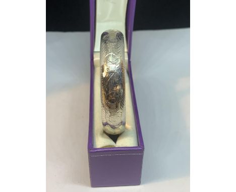 A DECORATIVE SILVER BANGLE WITH SAFETY CHAIN IN A PRESENTATION BOX 