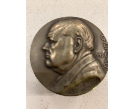 A SNUFF BOX DEPICTING WINSTON CHURCHILL 
