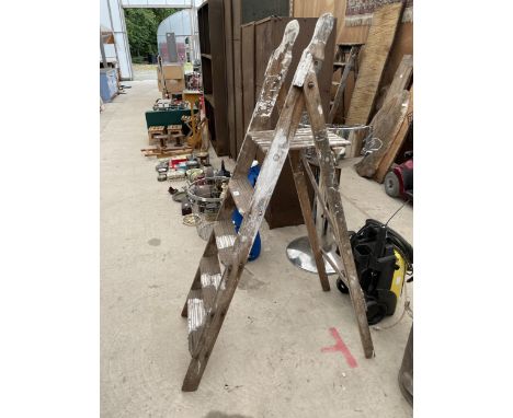 A VINTAGE FOUR RUNG WOODEN STEP LADDER 