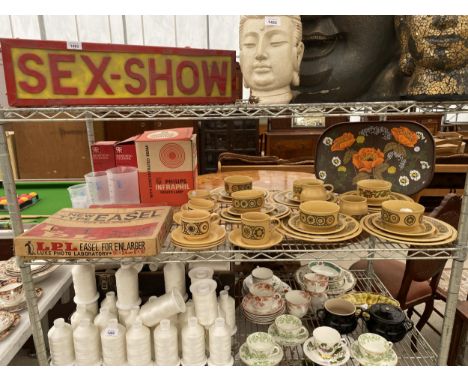 AN ASSORTMENT OF CERAMIC WARE TO INCLUDE KILN CRAFT DINNER SERVICE ETC 