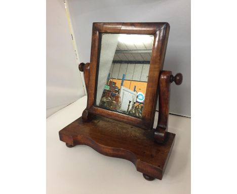 A MAHOGANY DRESSING TABLE TOP MIRROR 