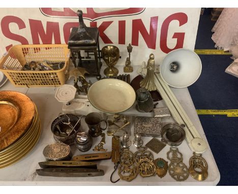 A LARGE ASSORTMENT OF MIXED METAL ITEMS TO INCLUDE A DECORATIVE LANTERN, SCALES AND AND POCKET SCALES 