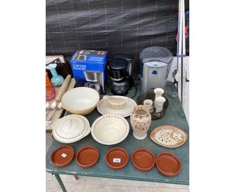 AN ASSORTMENT OF ITEMS TO INCLUDE CERAMIC BOWLS, RAMEKINS AND KITCHEN ELECTRICALS ETC 