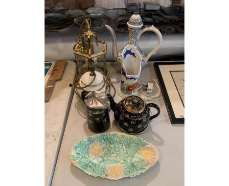 A MIXED COLLECTION OF ITEMS TO INLCUDE A ROYAL ALBERT OLD COUNTRY ROSES LAMP, PEWTER LIDDED JUG, HANDPAINTED COFFEE POT ETC 