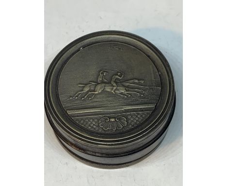 A LARGE SNUFF BOX DEPICTING RACE HORSES 