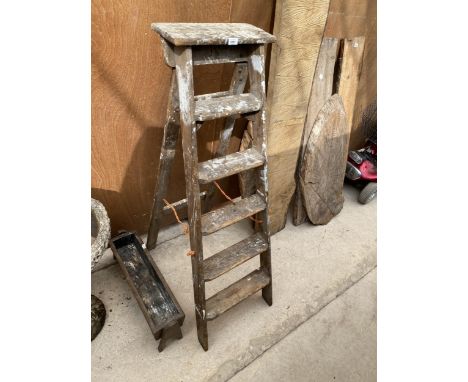 A VINTAGE FIVE RUNG WOODEN STEP LADDER AND A SMALL WOODEN TROUGH PLANTER 