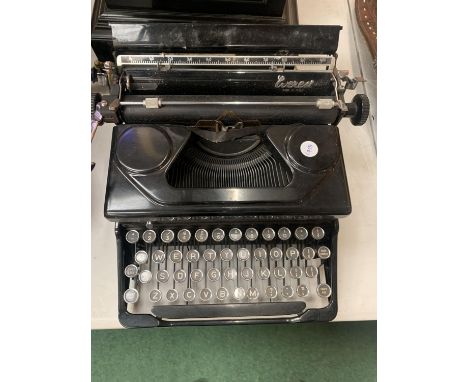 AN 'EVEREST' MADE IN ITALY VINTAGE PORTABLE TYPEWRITER MOD 90 