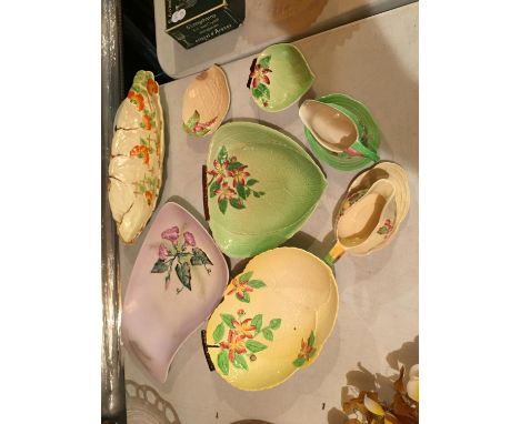A COLLECTION OF CERAMICS TO INCLUDE A NUMBER OF CARLTONWARE ITEMS 