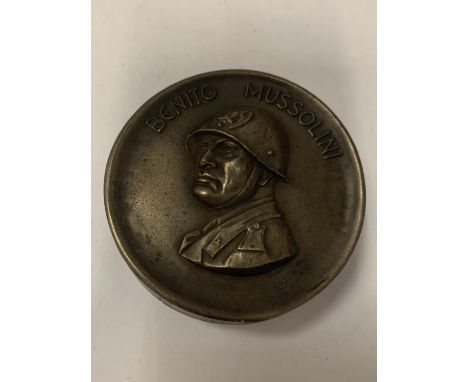 A GERMAN STYLE SNUFF BOX DEPICTING BENITO MUSSOLINI 