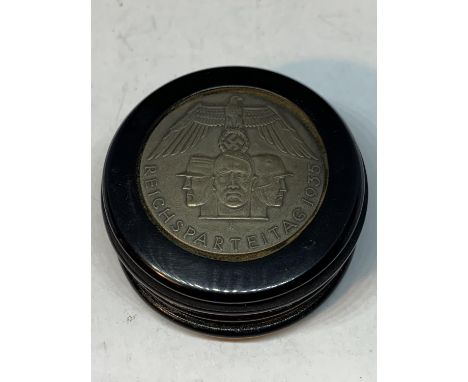 A THREE HEADS GERMAN STYLE SNUFF BOX 