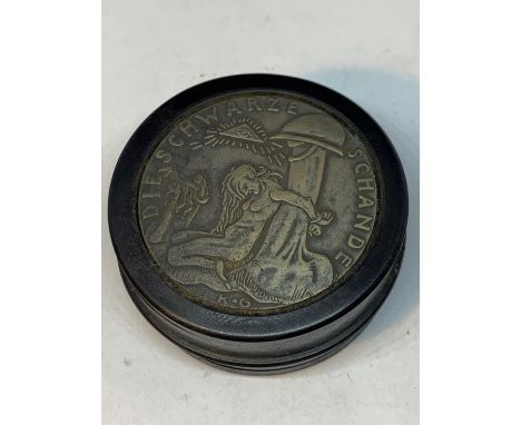 A LARGE GERMAN STYLE SNUFF BOX 