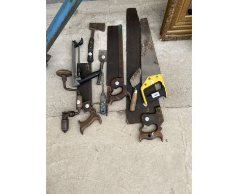 AN ASSORTMENT OF VINTAGE HAND TOOLS TO INCLUDE SAWS, A BRACE DRILL AND CHISEL ETC 