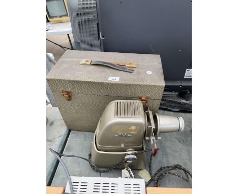 A VINTAGE ALDIS PROJECTOR WITH CARRY CASE 