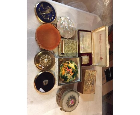 A COLLECTION OF COMPACTS TO INCLUDE A NUMBER OF STRATTON ONES, A LOVELY BOXED MOTHER OF PEARL RONSON LIGHTER AND CIGARETTE BO