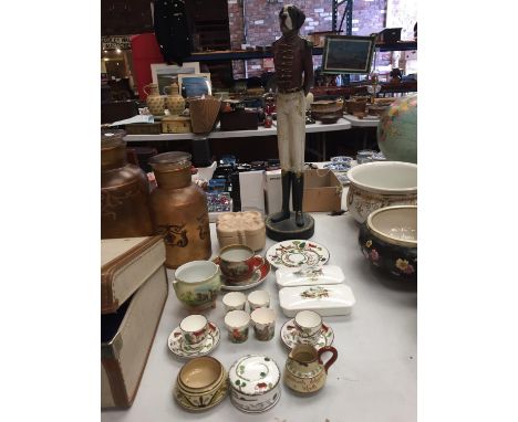 A MIXED COLLECTION TO INCLUDE CROWN HUNTING SCENE PLATE, TRINKET BOX , EGG CUPS ETC 