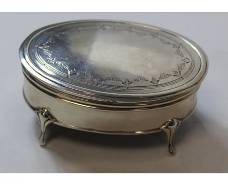 Silver oval trinket box with engraved swags, Birmingham 1915, 11cm. 