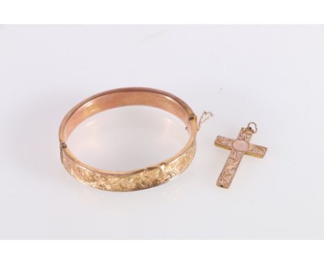 9ct gold hinged bangle, half engraved, Chester 1914 and a similar cross '9ct'.&nbsp;15g. 