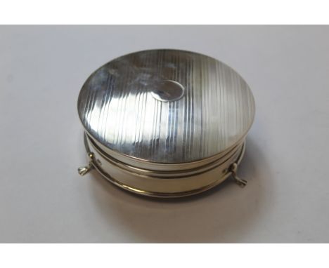 Silver circular trinket box, engine turned Birmingham 1925, 12.5cm. 