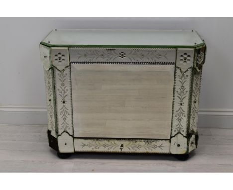 A Venetian style enclosed console cabinet. H.61 W.78 D.34 cm. 