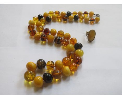 STRAND OF AMBER BEADS AND GILT DRESS RING 