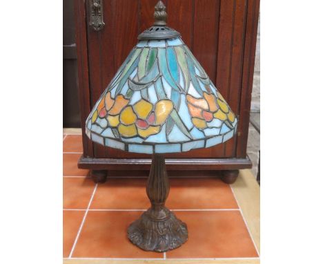 SMALL TIFFANY STYLE TABLE LAMP WITH SHADE