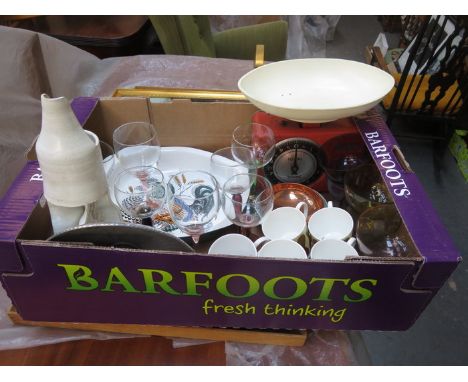 SUNDRY CERAMICS AND GLASS, KITCHEN SCALES, SUSIE COOPER CUPS AND SAUCERS, ETC.