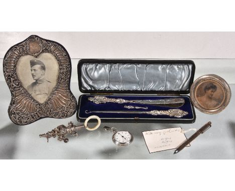 ϒA collection of silver items, to include: a silver mounted shaped rectangular photo frame by Goldsmiths & Silversmiths Co. L