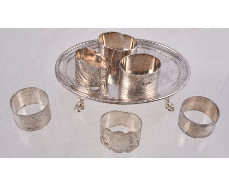An Edwardian silver oval tea stand by Pairpoint Brothers, London 1905, with a raised moulded border and on four stepped pad f