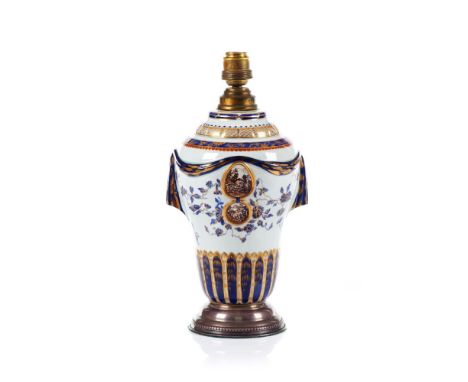 Amphora, Chinese export porcelain, Decoration in blue and white with gold and flowers, reserves in the center with landscapes