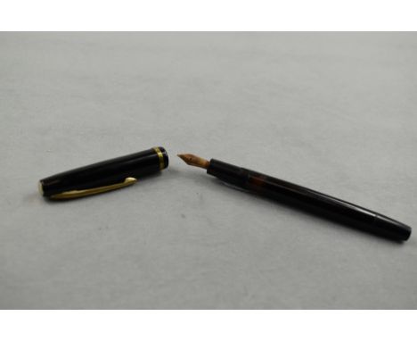 A Soennecken 101L piston fill fountain pen in black with single band to the cap having Soennecken 14ct nib. Approx 13.7cm