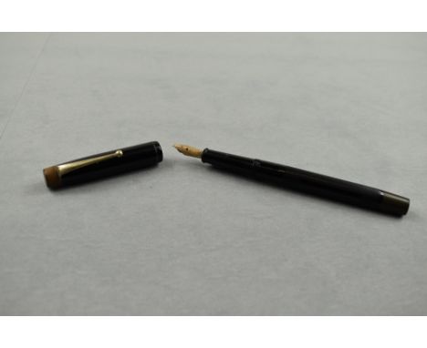 A De La Rue Onoto the Pen vacuum fill fountain pen in black with engine turned decal having Onoto 3/st nib. Approx 13.7cm