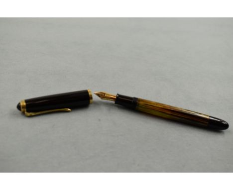 A Pelikan 400 piston fill fountain pen in gold/brown striated pattern and black cap having Pelikan 14ct nib. Approx 13cm