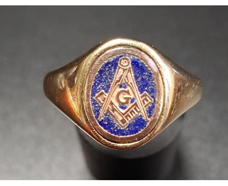 NINE CARAT GOLD REVOLVING MASONIC SIGNET RINGthe revolving centre with blue enamel and compass decoration to one side and eng