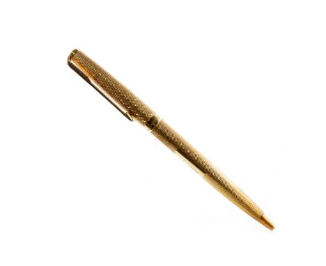 EIGHTEEN CARAT GOLD PARKER PEN, in an engine turned case, with arrow motif pen clip,12.7cm long, London, 1974, 23.3g