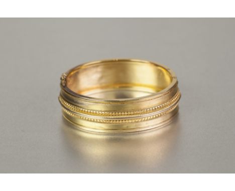 VICTORIAN 15ct GOLD HINGED OPENING BROOCH BANGLE, the top with two fine beaded bands, 21.6gms, in associated horse-hoof shape