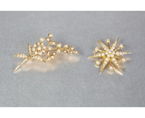 AN EDWARDIAN 15ct GOLD AND SEED PEARL SET STELLATE BROOCH, with matching foliated spray BROOCH en suite in case (originally f