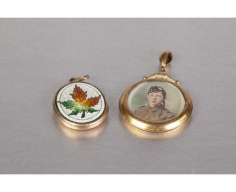 9ct GOLD PHOTOGRAPH LOCKET PENDANT, glazed, circular and double sided, with tinted portrait of W.W.I Soldier, 1 1/4" diameter