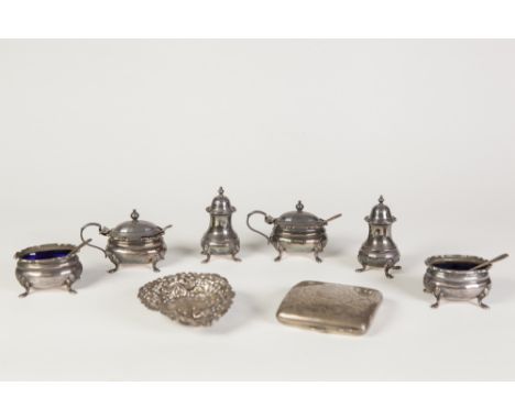 AN EARLY TWENTIETH CENTURY SILVER CONDIMENT SET OF A PAIR OF MUSTARD POTS with blue glass liners, AND A PAIR OF PEPPERETTES, 