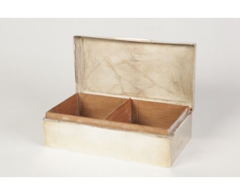 AN EARLY TWENTIETH CENTURY SILVER CEDAR LINED CIGARETTE BOX, with engine turned top, Birmingham 1921 