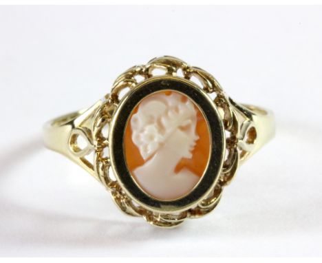 A 9ct yellow gold cameo ring (R).