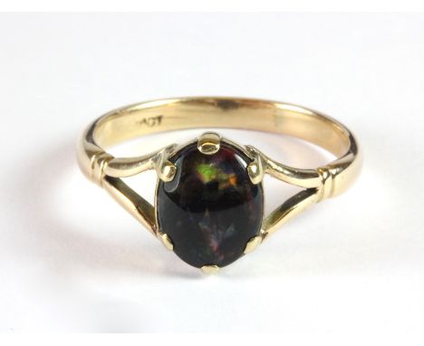 An 18ct yellow gold ring set with a black opal (V.5).