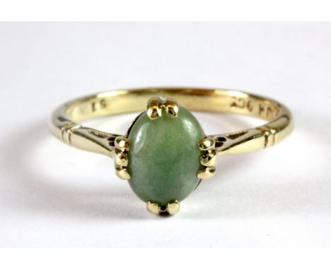 A 9ct yellow gold jade set ring (N.5).