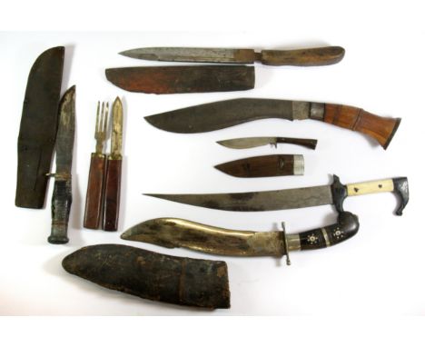A quantity of mixed vintage military and other knives.